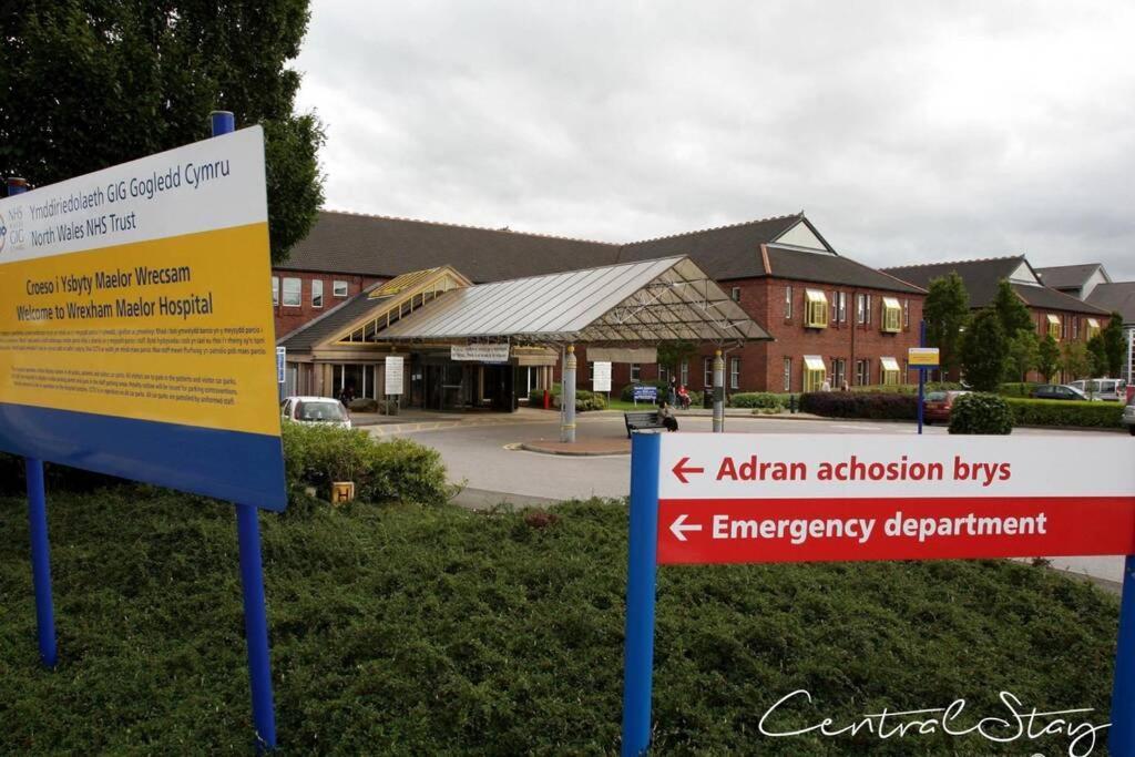 Wrexham Central Stay Apartment Seven Bagian luar foto