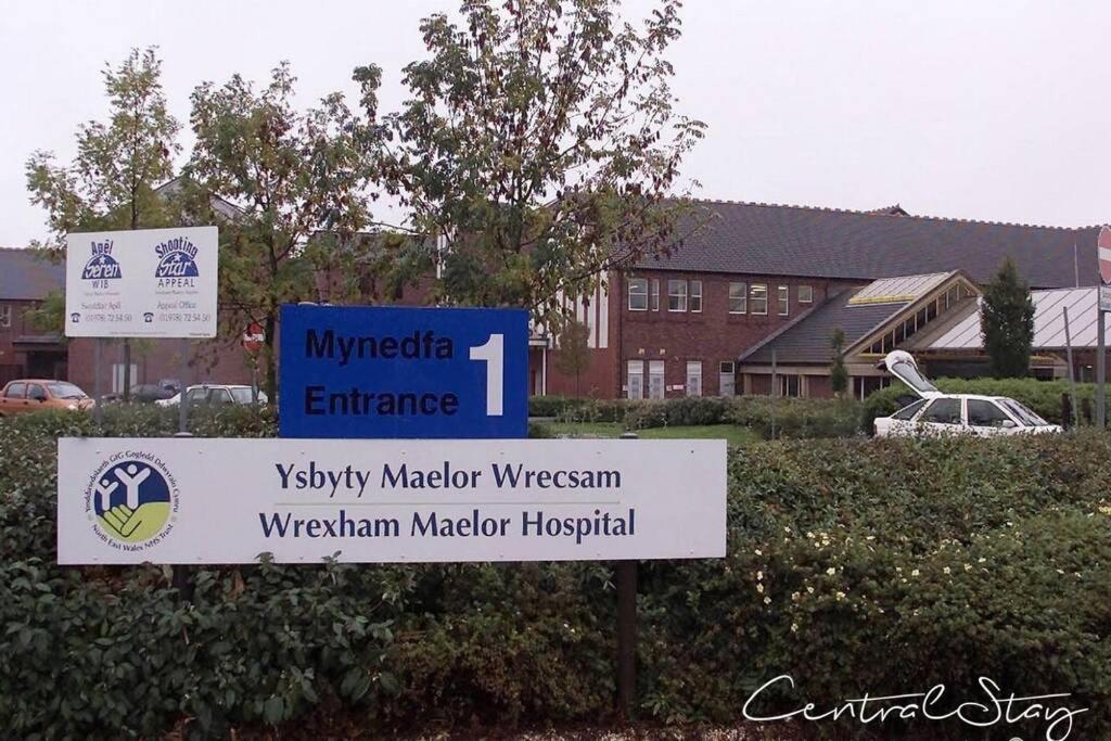 Wrexham Central Stay Apartment Seven Bagian luar foto